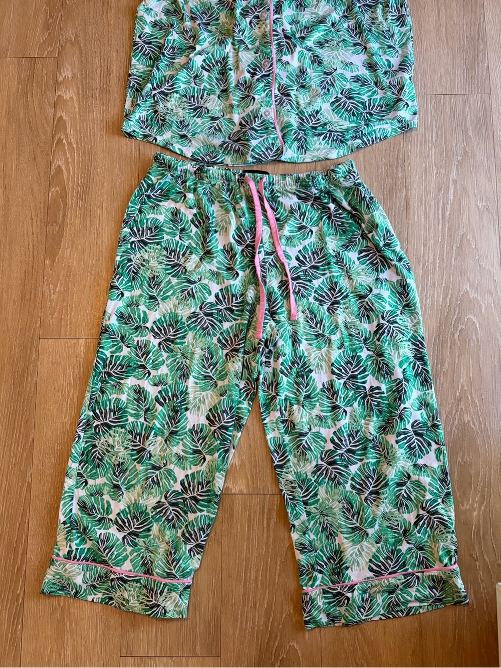 Tropical Green Leaf-Print Short-Sleeve & Capris Pajama Set - Picture 5 of 16